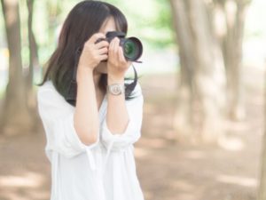 写真を撮る女性②